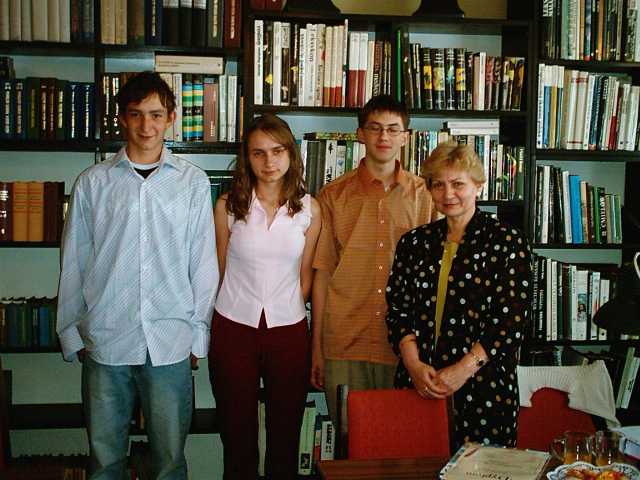 Laureaci konkursu - od lewej: Przemysaw Jaskka, Beata Marcol  oraz Przemysaw Fiakiewicz  wraz z Mari Grabowsk, dyrektork PBW w Katowicach